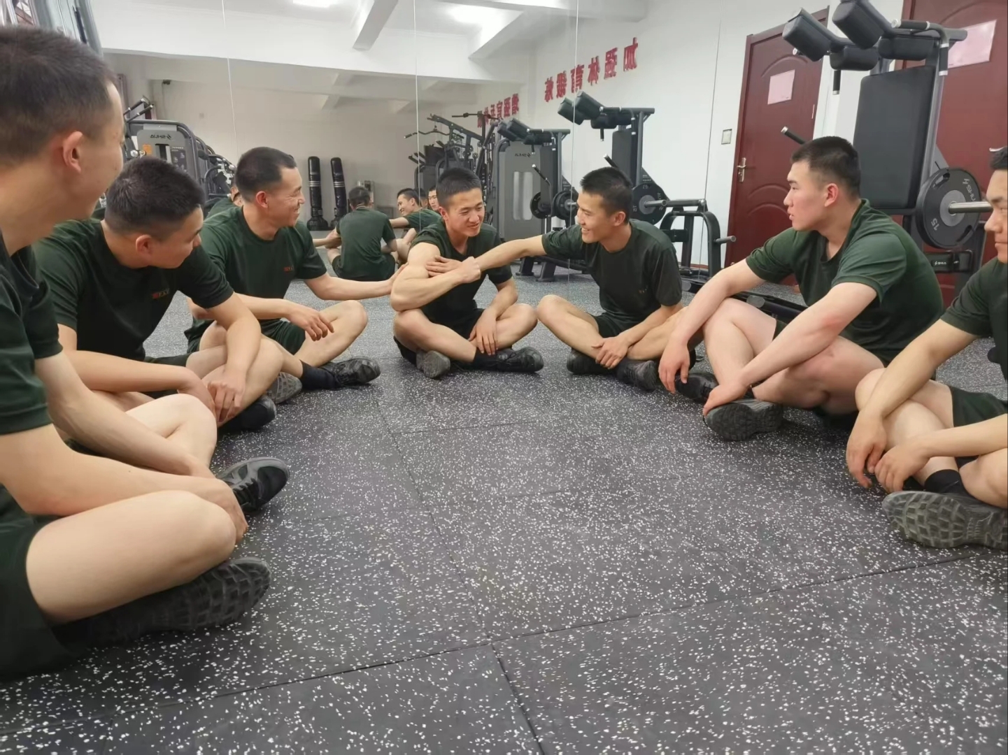 比利亚雷亚尔训练开放日，关键时刻强势反弹引欢呼，社区盾在即，身体对抗强度拉满的简单介绍